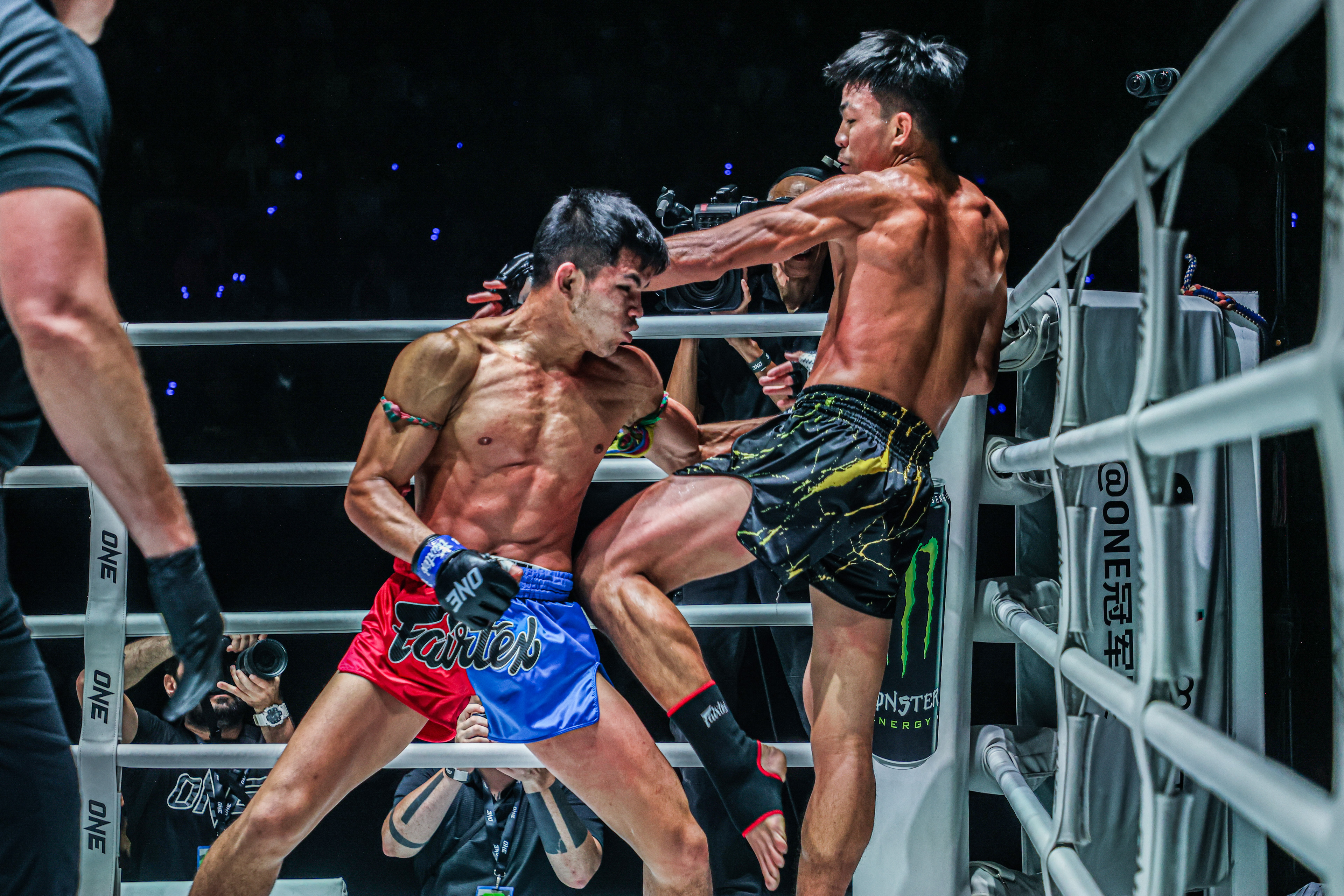 Nakrob Fairtex Dedduanglek Wankhongohm MBK ONE Fight Night 24 49